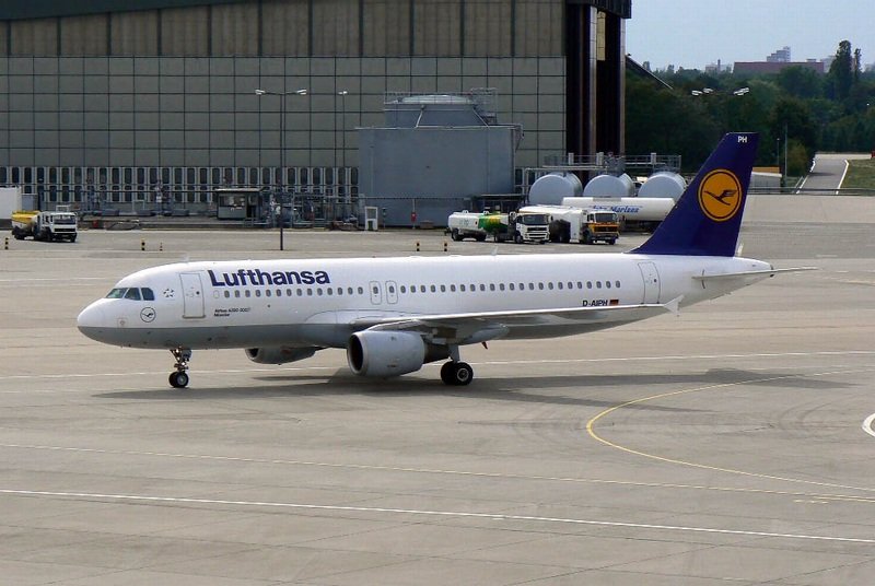 Lufthansa Airbus A 320 D-AIPH Berlin TXL 02.08.2006