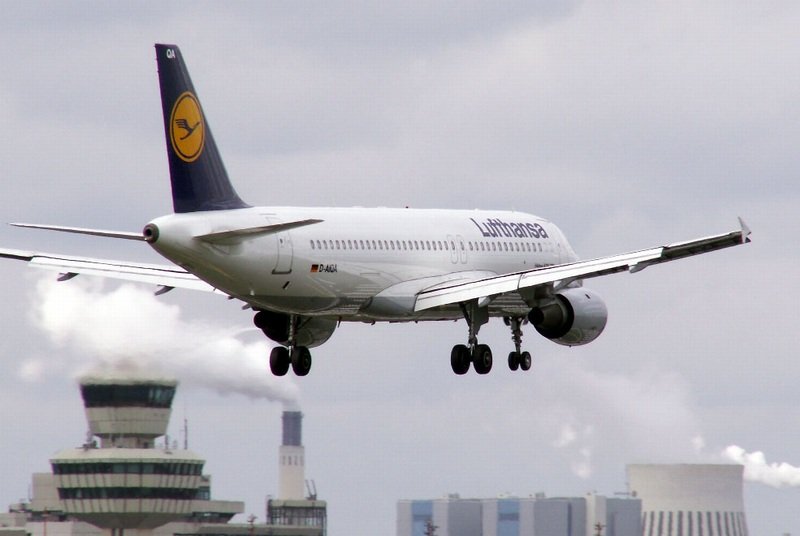 Lufthansa Airbus A 320 D-AIQA Berlin TXL kurz vor der Landung auf Rwy 26R