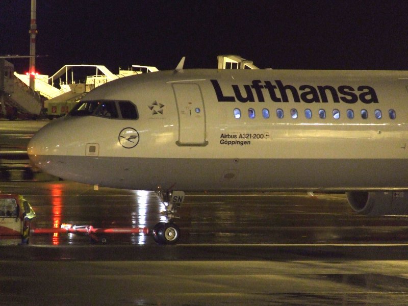 Lufthansa Airbus A 321-200  Gppingen  auf dem Flugfeld des Hamburger Flughafens am 20.11.2008.