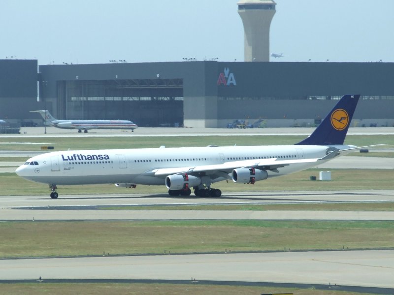 Lufthansa Airbus A 340-300  Remscheid  bei der Landung am 24.07.2009 in Dallas Fort Worth.