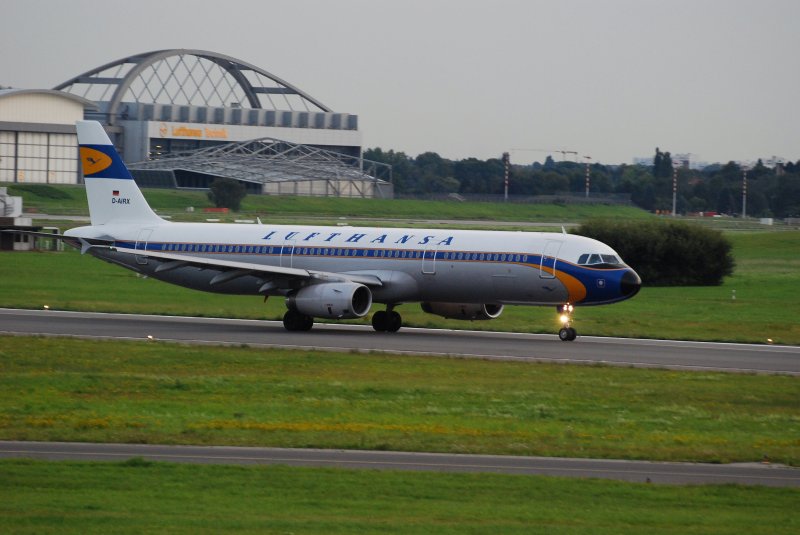 Lufthansa Airbus A321 Kennung D-AIRX in alter Lackierung in Hamburg Fuhlsbttel am 24.08.08