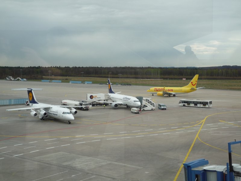 Lufthansa B 737-300, Lufthansa Avro RJ85 und Tuify B 737-700 auf dem Koelner Flughafen.