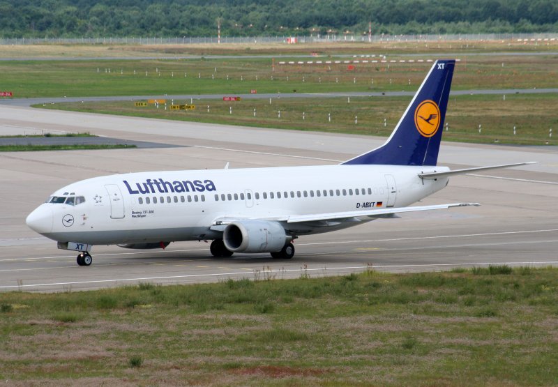 Lufthansa B 737-330 D-ABXT bei der Ankunft auf dem Flughafen Berlin-Tegel am 26.07.2009