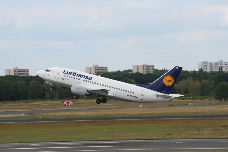 Lufthansa B 737-530 D-ABJC  Erding  beim Start in Berlin-Tegel am 14.08.2009