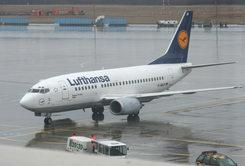Lufthansa B 737-530 D-ABJF am 10.03 meinem 43.Geburtstag im strmenden Regen auf denm Flughafen Kln-Bonn