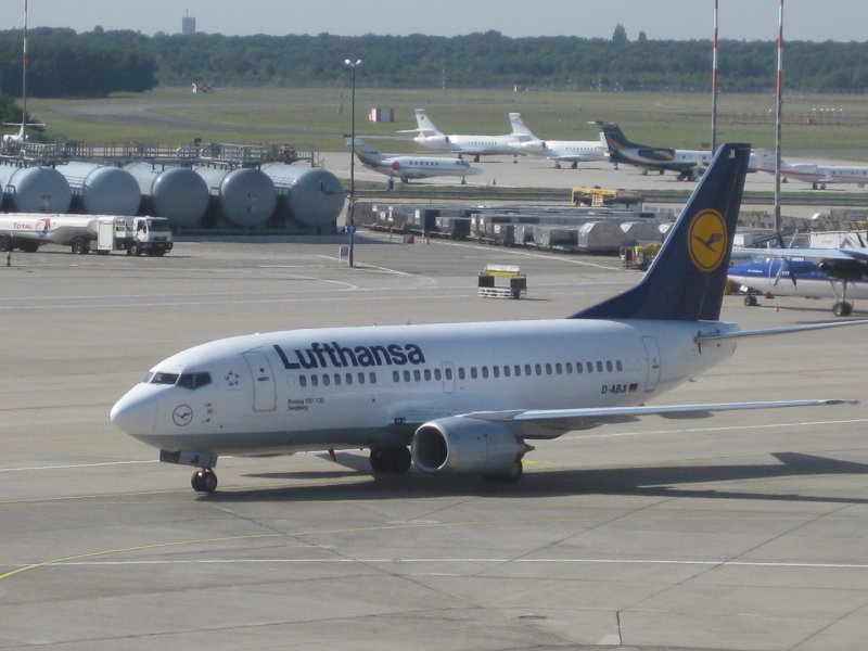 Lufthansa-Boeing 737-500 mit der Kennung D-ABJI nach der Landung in Berlin-Tegel