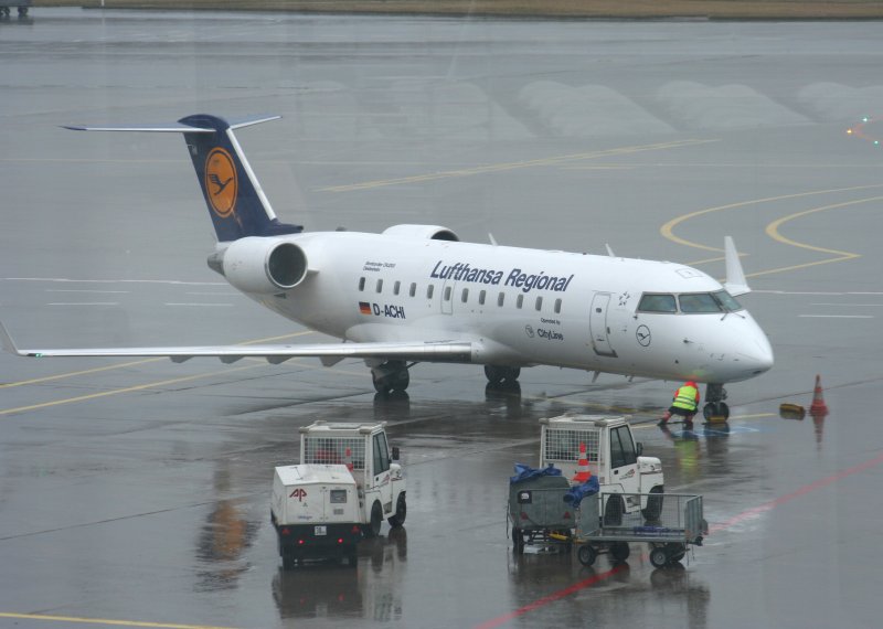 Lufthansa City Line Canadair Regjet CRJ200LR D-ACHI am 10.03.2009 im strmenden Regen auf dem Flughafen Kln-Bonn
