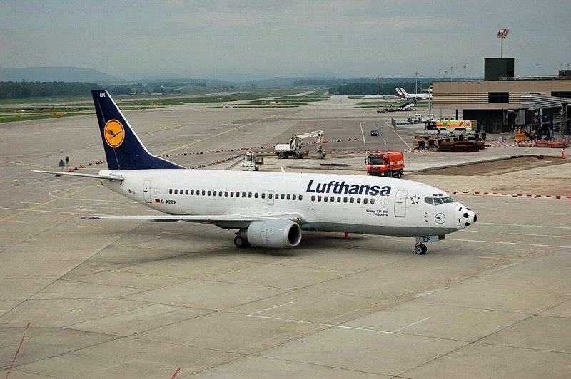 Lufthansa, D-ABEK, Boeing 737-300. Die auf den Namen -Wuppertal- getaufte Maschine fllt durch ihre  Fussballnase  ein wenig auf. Es war eine kleine Werbung fr die Fussball-WM in Deutschland 2006. 6.9.2006