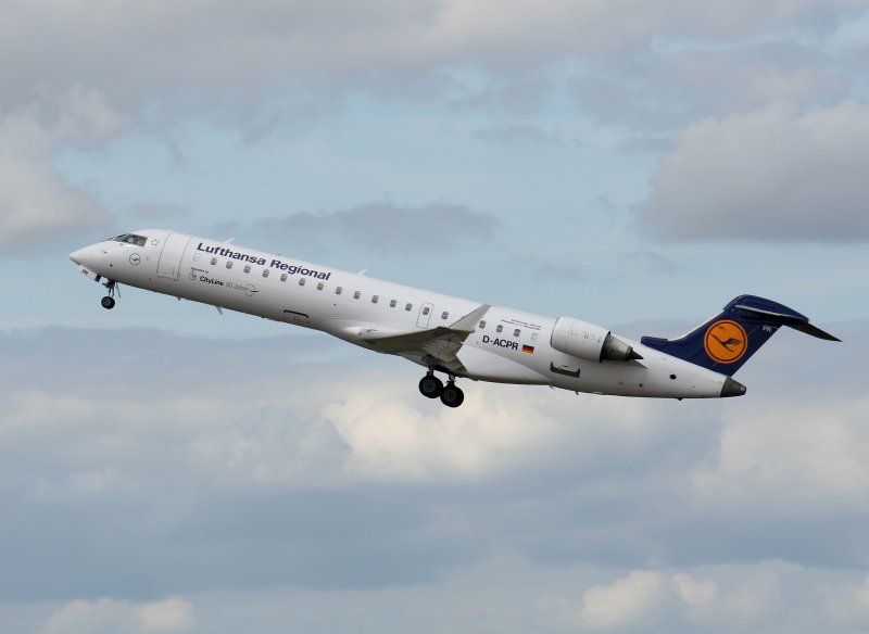 Lufthansa Regional(Ciyline) Canadair Regjet CRJ701ER D-ACPR 
 Weinheim a.d.Bergstrae  beim Start in Berlin-Tegel am 14.08.2009
