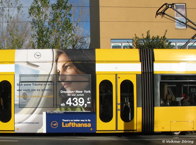Lufthansa-Werbung an einer DVB-Straenbahn:  Dresden - New York hin und zurck ab 439,- EUR  , 2.11.2006
