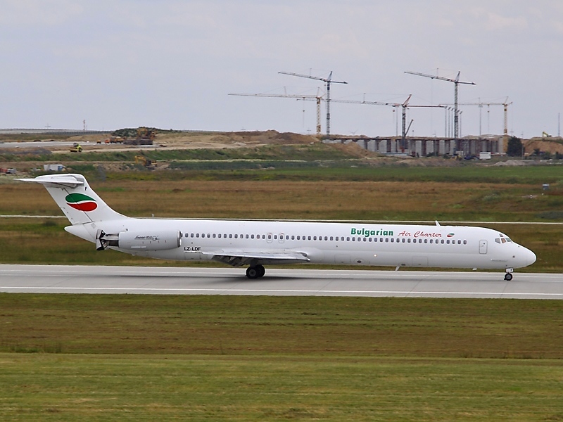 LZ-LDF, eine MD-82 von Bulgarian Air Charter, ist am 13.7.2009 in Leipzig gelandet.