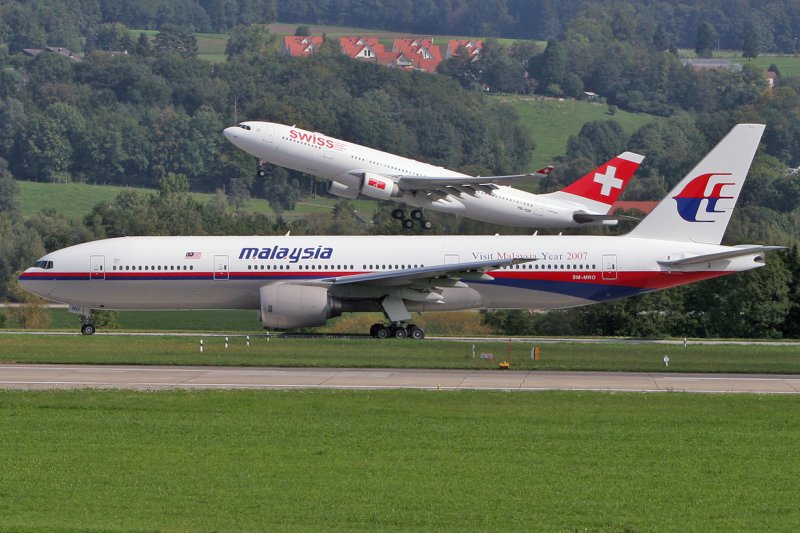 Malaysia Airlines, Boeing 777-2H6(ER), 9M-MRO beim line-up auf Rwy 16, im Hintergrund startet der Swiss Airbus A330, HB-IQK