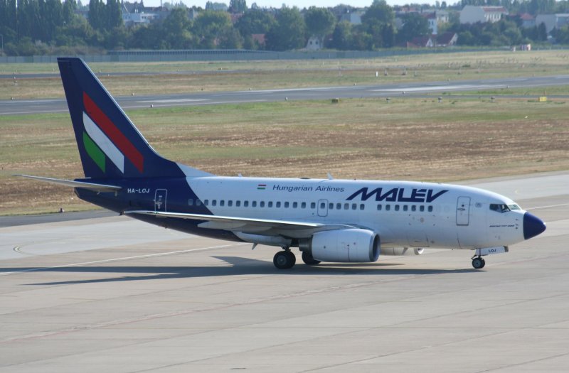 Malev B 737-6Q8 HA-LOJ bei der Ankunft auf dem Flughafen Berlin-Tegel am 30.08.2009