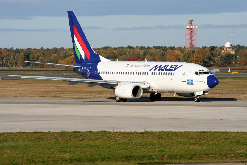 Malev B 737-7Q8 HA-LOL am 20.10.2007 auf dem Flughafen Berlin-Tegel