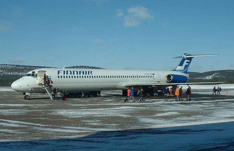 McDonnell Douglas MD 83 (heute Boing) ist von Helsinki kommend am 31.03.2003 in Ivalo / Lappland gelandet und fliegt nach kurzem Aufenthalt nach Helsinki zurck. Ivalo ist Finnlands nrdlichster Verkehrsflugplatz, 300 km nrdlich des Polarkreises. Von der Baureihe MD 80 wurden von 1979 bis 1999 1194 Stck gebaut. 