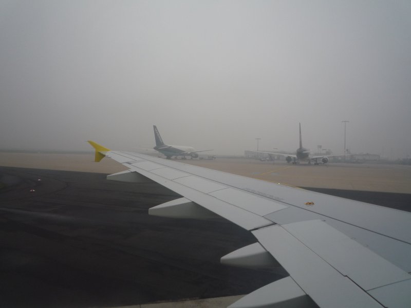 Mearsk B767-219 und UPS B767-34AF(ER)nach der Landung in Koeln/Bonn an einem sehr nebeligen Tag. Osterferien (2009).