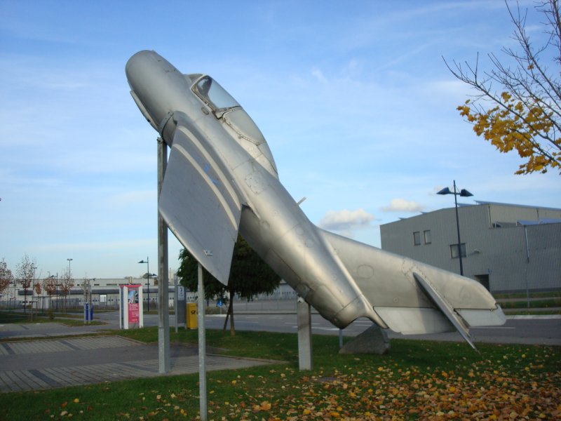MIG 15 ,erster in Großserie gebauter russischer Düsenjäger,
hier als technisches Denkmal am Flugplatz in Lahr/Baden,
gesehen Nov.2008