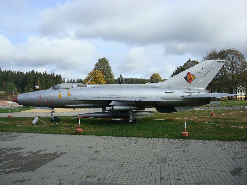 MIG 21 F-13 geflogen vom ersten deutschen Kosmonauten Siegmund Jähn von
1963-65,steht vor der Raumfahrtausstellung in Morgenröte-Rautenkranz/Vogtland
Vmax 2125Km/h, Reichweite 1670Km, Gipfelhöhe 21000m