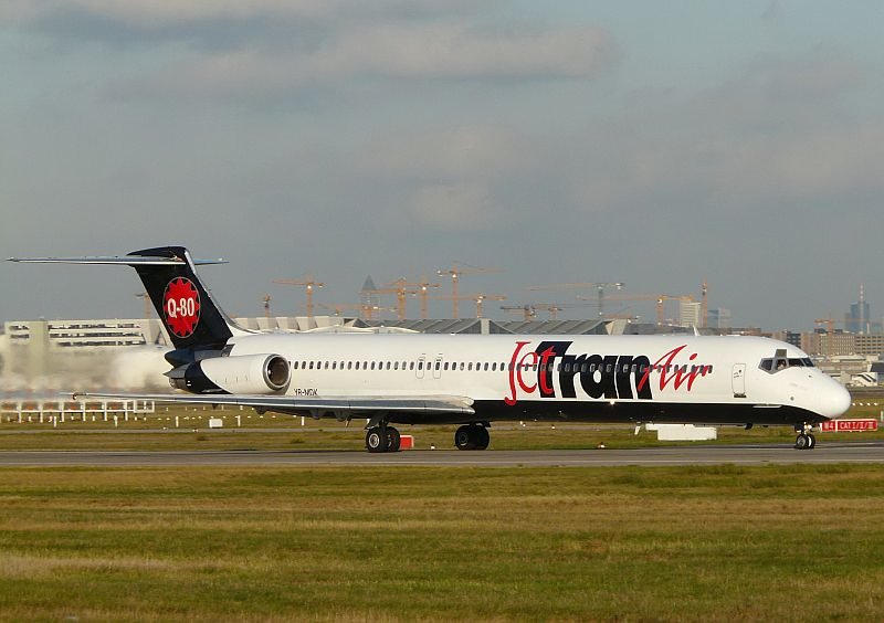 Mit ordentlich Getse rauscht diese  MadDog  ber die Startbahn West. Das Bild stammt vom 08.11.2008