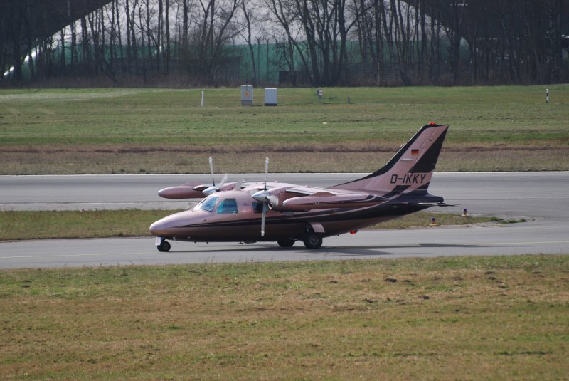 Mitsubishi Mu-2 D-IKKY verlsst die Runway des Flughafens Hamburg Fuhlsbttel.Aufgenommen am 01.04.09