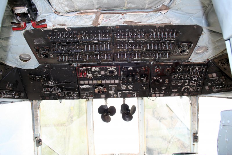 Mittelkonsole mit Sicherungsschaltern im Cockpit der Interflug der DDR Mil Mi-8 im Luftfahrtmuseum Finow bei Eberswalde am 14.05.2008