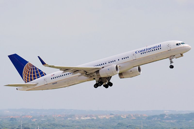 N19117, B757-224, San Antonio IAP KSAT/SAT, 06.09.07, Continental Airlines Boeing 757-224 takes off from San Antonio IAP (EOS350D + Sigma 50-500)