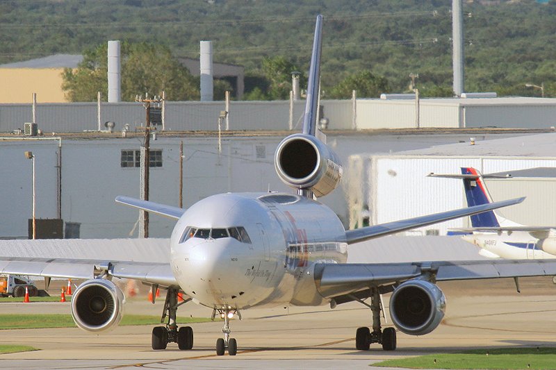 N368FE, MD10-10F, San Antonio IAP/TX KSAT/SAT, 06-09-07, FedEx MD10-10F on it´s way to the runway for another cargo flight from San Antonio IAP (EOS350D + Sigma 50-500)