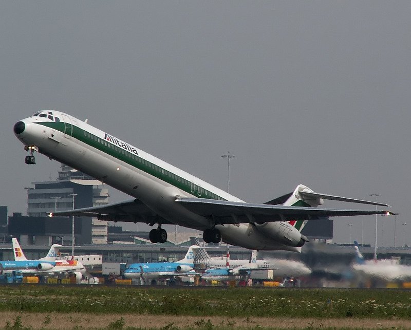 Nach Amsterdam kommt Alitalia noch mit ihren  Donnerbchsen ...in Dsseldorf bekommen wir ja fast nur noch Embraers zu sehen. Das Foto stammt vom 06.08.2007