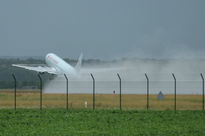 Nach einem gewaltigen Gewitterregen startet die AirCanada B767-300 C-FCAE mit ber einer Stunde Versptung nach Toronto , der Flugbetrieb in ZRH war etwa 30 Minuten lang eingestellt.  21.Juni 2007 