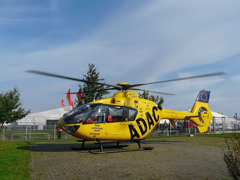Nach einem Unfall im Warm-Up zum 1.000 Kilometer Rennen am Nrburgring wird hier ein Pilot mit dem Rettungshubschrauber  Christoph 10  ausgeflogen. Das Bild stammt vom 17.08.2008