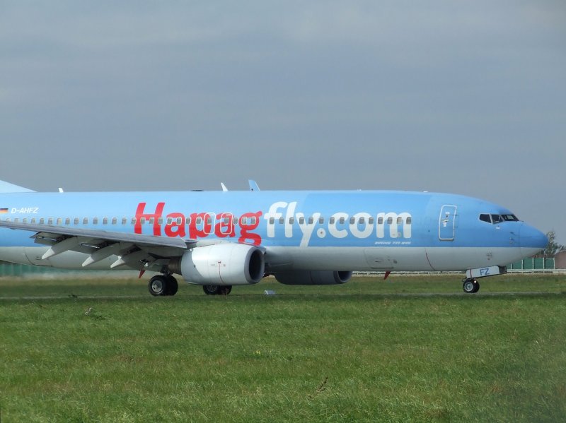 Nach der Landung in Stuttgart auf dem Rollfeld: Eine Hapagfly Boeing 737-800. (20.09.2008)