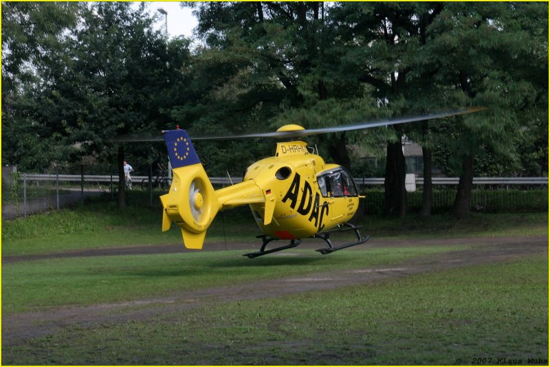 Nach Rckkehr des Notarztes hebt Christoph 8 ab.  Wanne-Eickel 12.08.2007