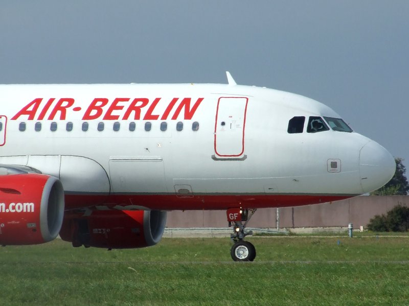 Nahaufnahme eines Airbus A 319 der AirBerlin, kurz nach der Landung in Stuttgart am 20.09.2008.