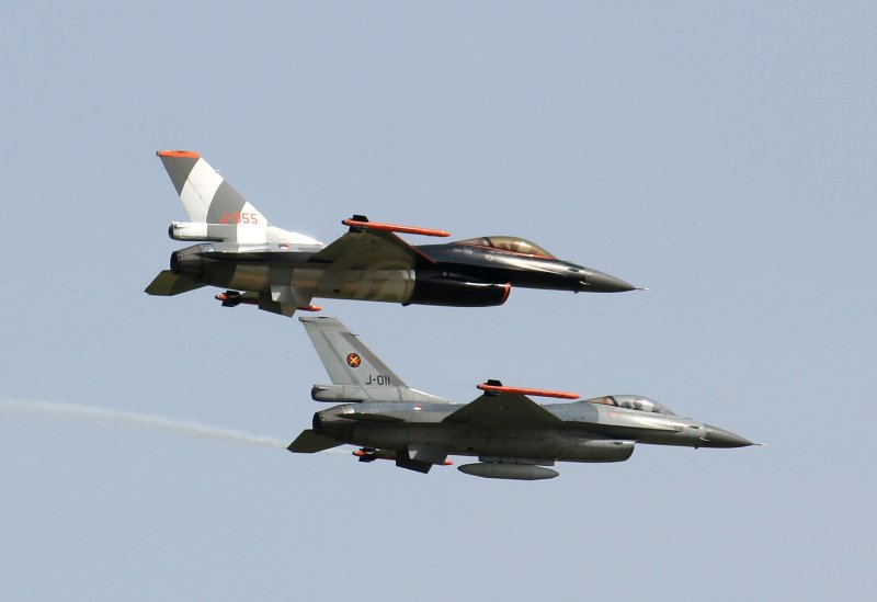 Netherlands Air Force F-16AM J-011 und J-055 beim berflug auf der ILA in Berlin-Schnefeld am 29.05.2008
