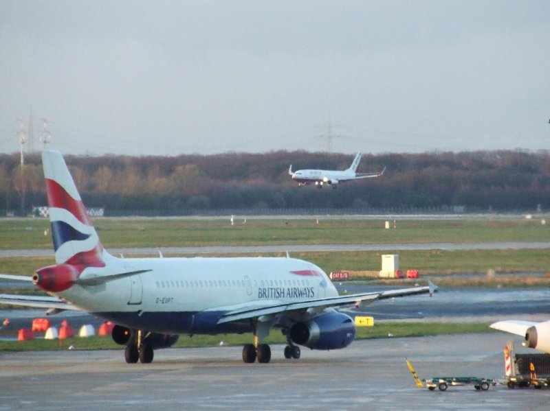 Nicht das qualitativ beste Bild, aber trotzdem ganz cool... Vorne ein Airbus A 319 der British Airways auf dem Weg zur Startbahn, im Hintergrund eine Air Berlin Boeing 737 kurz vor dem Aufsetzen in Dsseldorf Airport. Besonders toll finde ich die Tragflchen und Winglets der 737-800 / 737-900 Reihe, wie hier die Air Berlin...