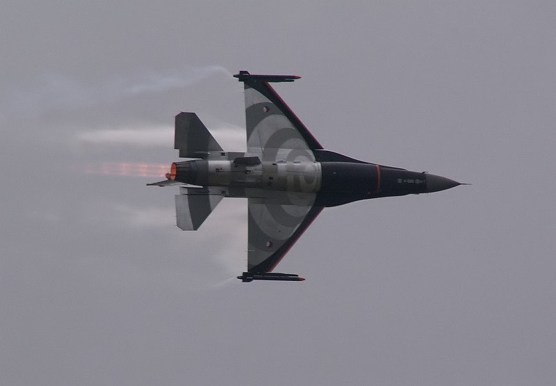 Niederlndische F-16 bei einem High-Speed Pass...die feuchte Luft kondensiert ber der Flche. Das Foto stammt vom 16.06.2006