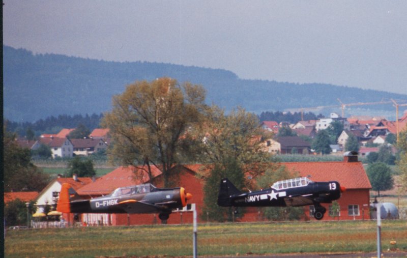 Noorduyn AT-16 Mk2B D-FHGK und D-FHGK 13  NAVY  vom Typ North American T6 am Anfang der 90er Jahre in Friedrichshafen.