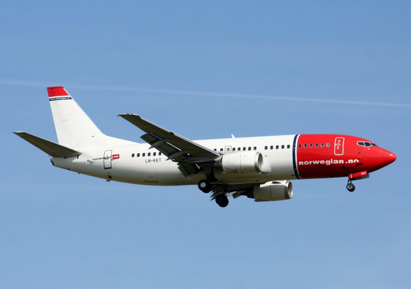 Norwegian Air Shuttle B 737-3L9 LN-KKT am 02.08.2009 im Landeanflug auf den Flughafen Berlin-Schnefeld