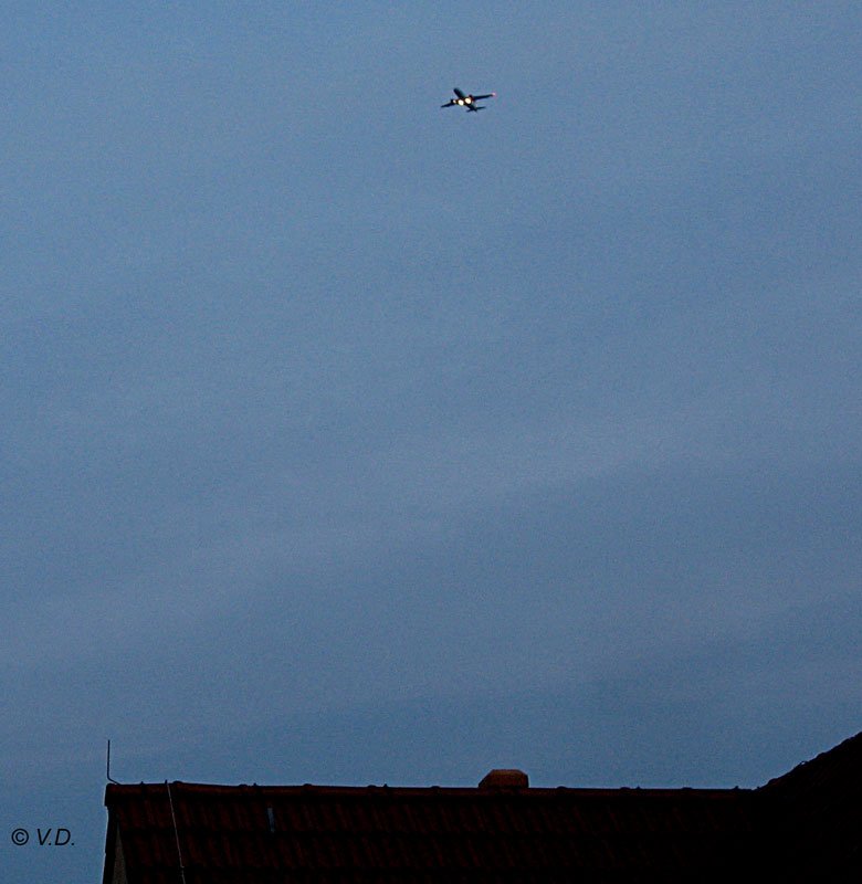 Nur ein Experiment am Abend aus dem Dachfenster: dass da ein germanwings Airbus A319 kommt, sei dazugesagt. - 01.06.2007
