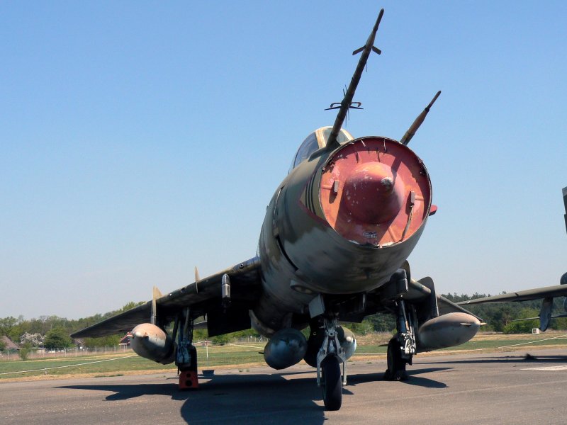 NVA/Bundeswehr SU-22 UM K3 25+52 in Frontansicht im Luftwaffenmuseum Berlin-Gatow am 27.04.2007