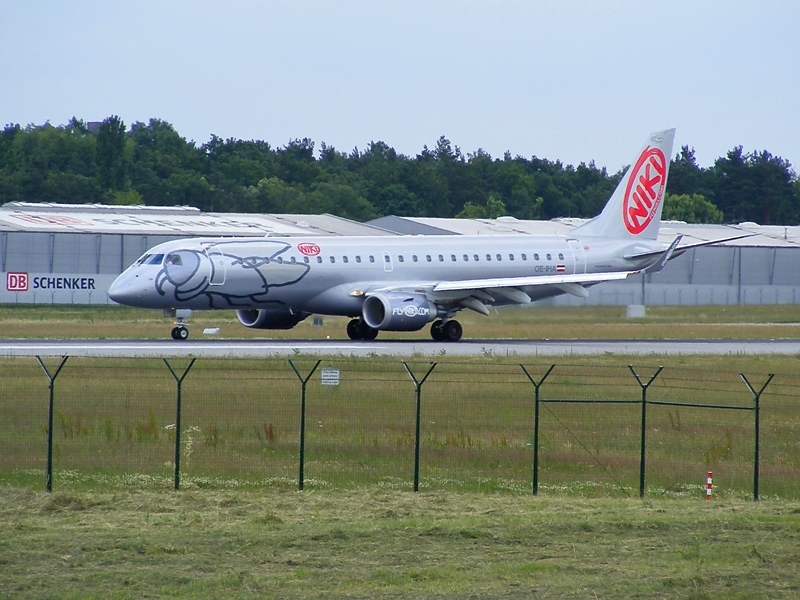 OE-IHA ist die erste EMB-190 von Flyniki. Hier ist sie als Flug AB 4497 aus Lamezia Terme am 21.6.2009 in Dresden gelandet.
