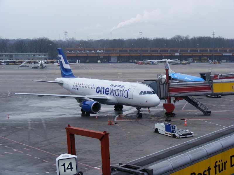 OH-LVF, ein A319 der Finnair, wirbt fr die oneworld-Allianz. Berlin-Tegel am 29.12.2008
