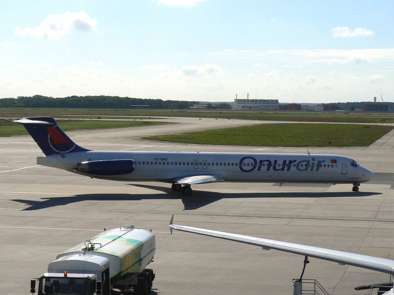 Onur Air MD 83 TC-OAT am 09.09.2006 auf dem Flughafen Berlin-Schnefeld