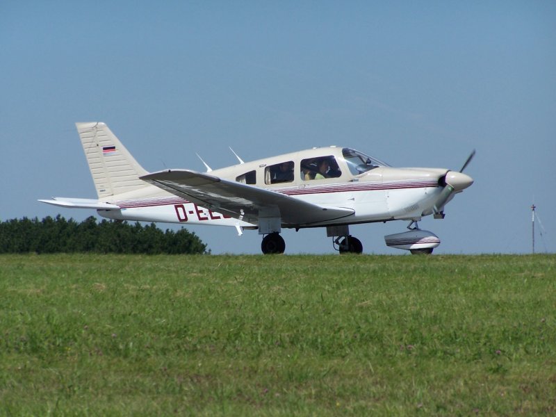 Piper PA 28  D-EEGJ  beim Flugtag in Bayreuth.
Aufgenommen am 5.8.2007.
