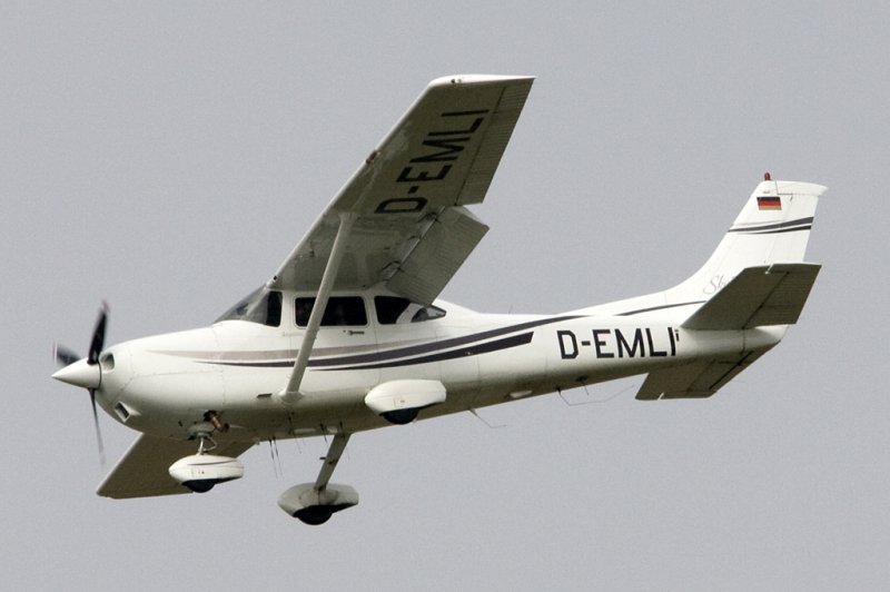 Private, D-EMLI, Cessna, 182S-Skylane, 03.04.2009, LHA, Lahr, Germany 

