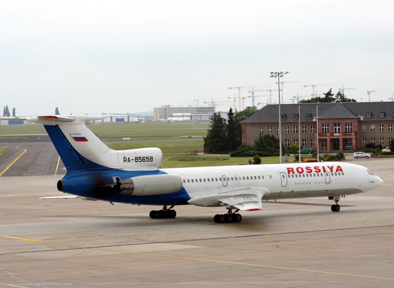 Rossiya Tu-154M RA-85658 beim Rollen zum Start auf dem Flughafen Berlin-Schnefeld am 31.05.2009