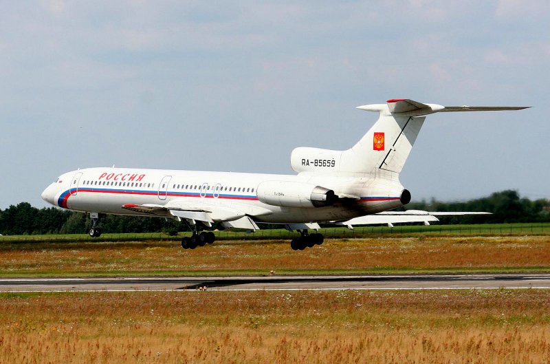 Rossiya Tu-154M RA-85659 am 04.08.2007 kurz vor der Landung auf der ehemaligen Nordbahn des Flughafens Berlin-Schnefeld