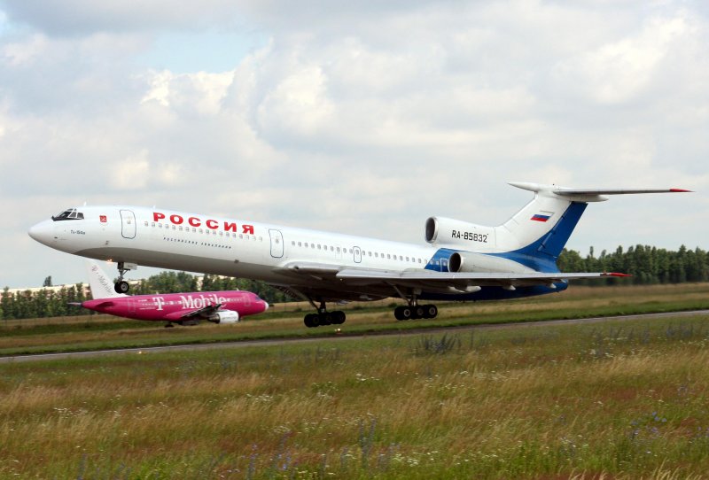 Rossiya Tu-154M RA-85832 beim Start in Berlin SXF am 22.06.2007 im Hintergrund Germanwings A 319-112 D-AKNS   T-Mobile 