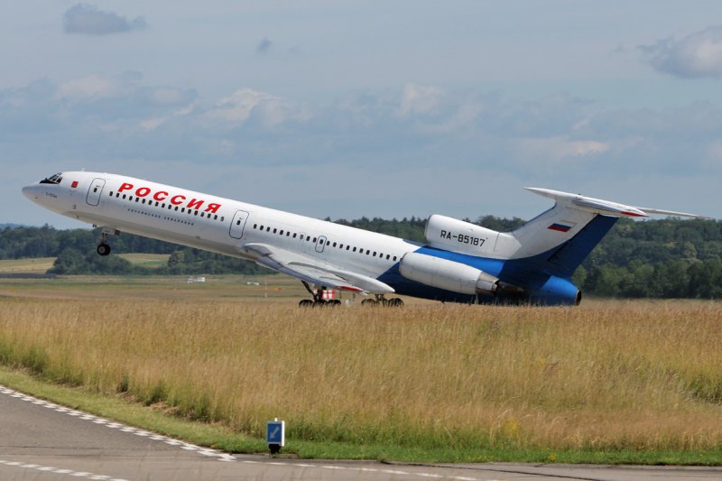 Rossiya, Tupolev TU-154M - eines der schönsten Flugzeuge überhaupt - schwerbeladen beim Take off auf Rwy 28. Leider kommt diese Maschine nur auf dem sonntäglichen Charterflug während der Sommersaison. 24.6.2007
