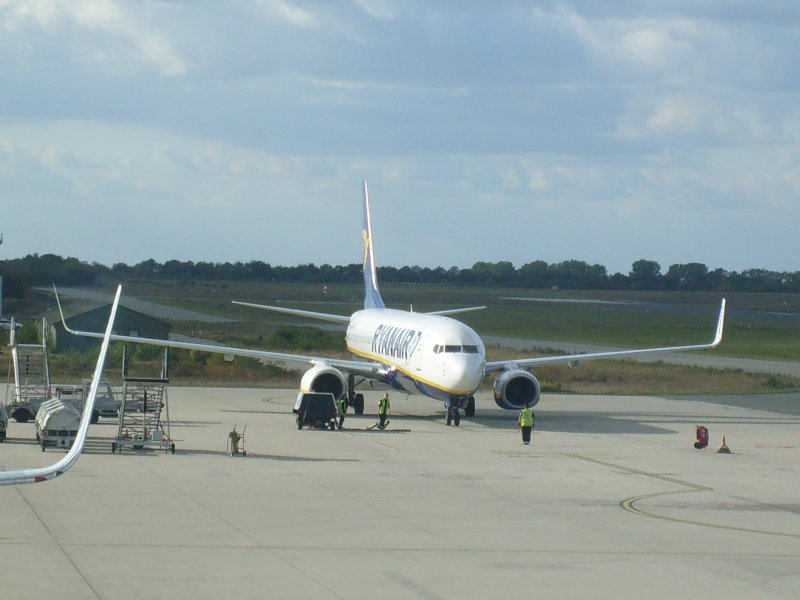 Ryanair 737-800 (...)wird auf ihren Stehplatz hingewiesen.Aufgenommen 
am Flughafen Niederrhein.(18.10.09)